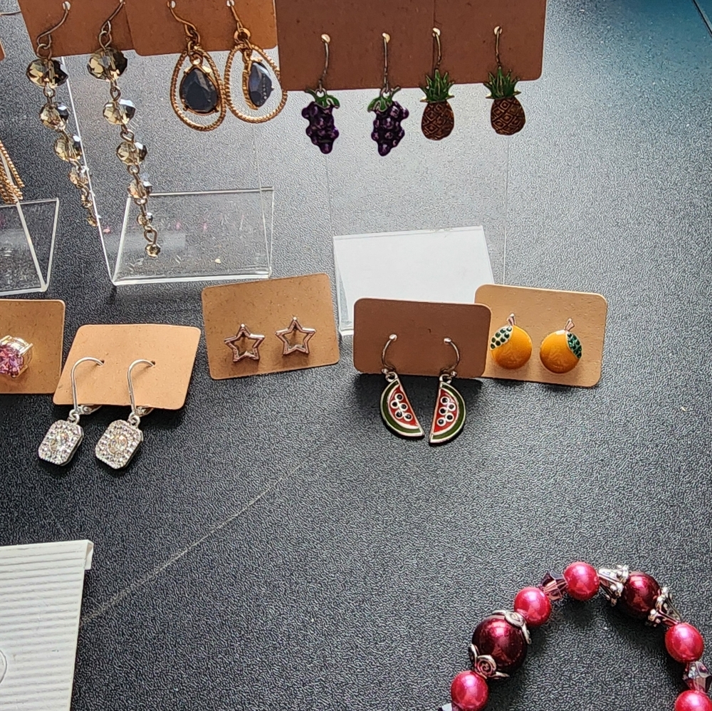 21 Elegant Assorted Earrings & Necklace - Picture 6 of 7